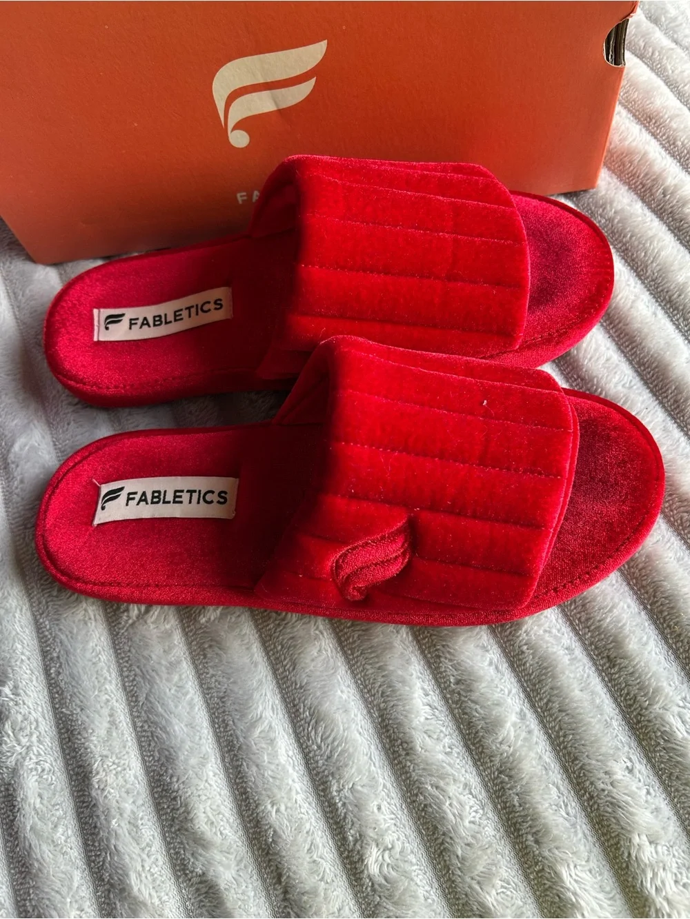 New In Box-Fabletics Red Velvet Slides - Picture 4 of 5